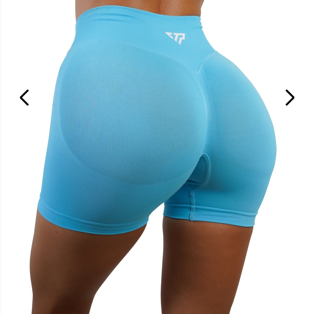 RECOIL SCRUNCH SHORTS - ICE BLUE